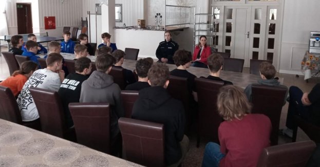 Policjanci z Komendy Powiatowej Policji w Olecku podczas trwających ferii zimowych spotykają się z dziećmi i młodzieżą wypoczywającą w placówkach znajdujących się na terenie naszego powiatu. W ramach akcji „ Bezpieczne ferie” przeprowadzane spotkania mają na celu utrwalenie wiedzy w zakresie bezpiecznego wypoczynku.